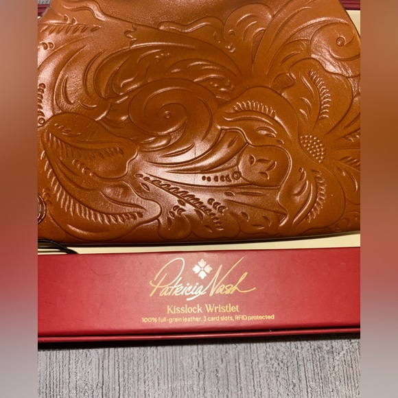 🤠Patricia Nash Brown Embossed Kisslock Wristlet - Picture 2 of 8